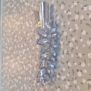 Sparkly hair clip - EUC